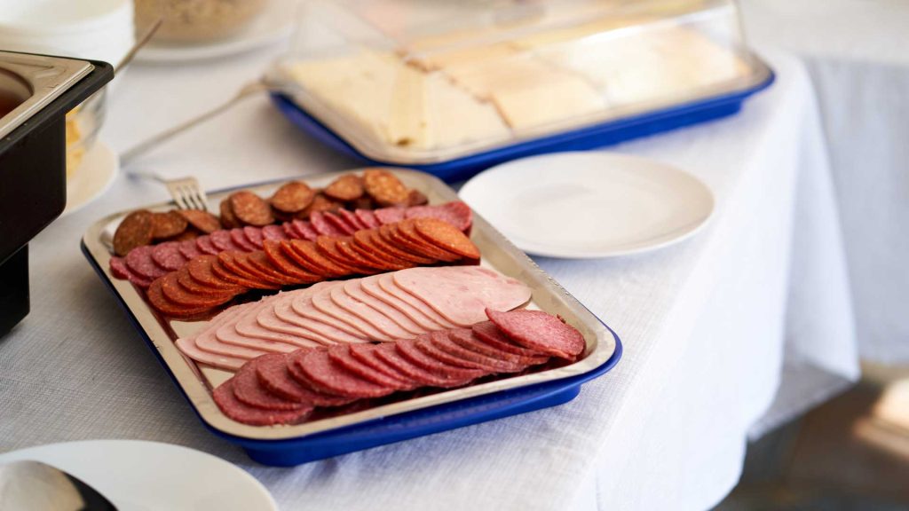 Pünkösd - Platán Hotel - büfé reggeli a szobaárban