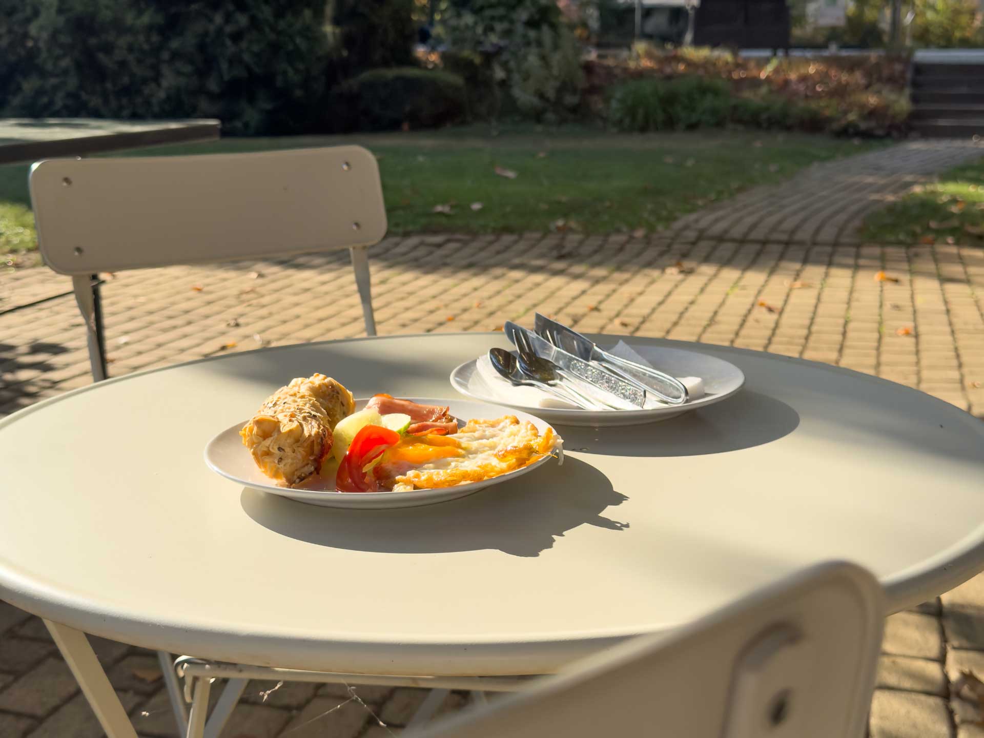 Buffet breakfast in the garden of Platán Garden & Rooms